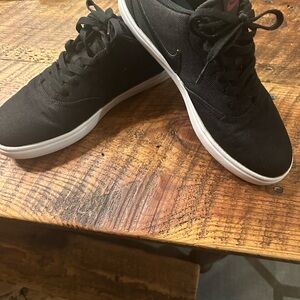 Nike Mens SB Check Solar canvas Black on black w/ white rim. Clean almost new 9